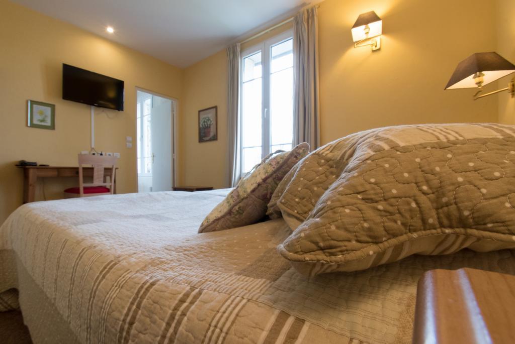 Au Bord Du Lac Hotel Saint-Remy-les-Chevreuse Exterior photo