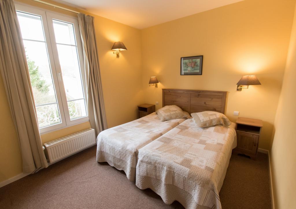Au Bord Du Lac Hotel Saint-Remy-les-Chevreuse Exterior photo